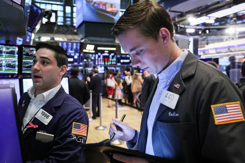 &copy; Reuters. FILE PHOTO: Traders work on the floor of the New York Stock Exchange (NYSE) in New York City, U.S., May 22, 2023.  REUTERS/Brendan McDermid