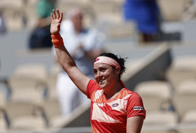 &copy; Reuters. لاعبة التنس التونسية أُنس جابر تحتفل بفوزها بمباراة أمام الأمريكية برناردا بيرا ببطولة فرنسا المفتوحة للتنس في باريس يوم الاثنين. تصوير: بن