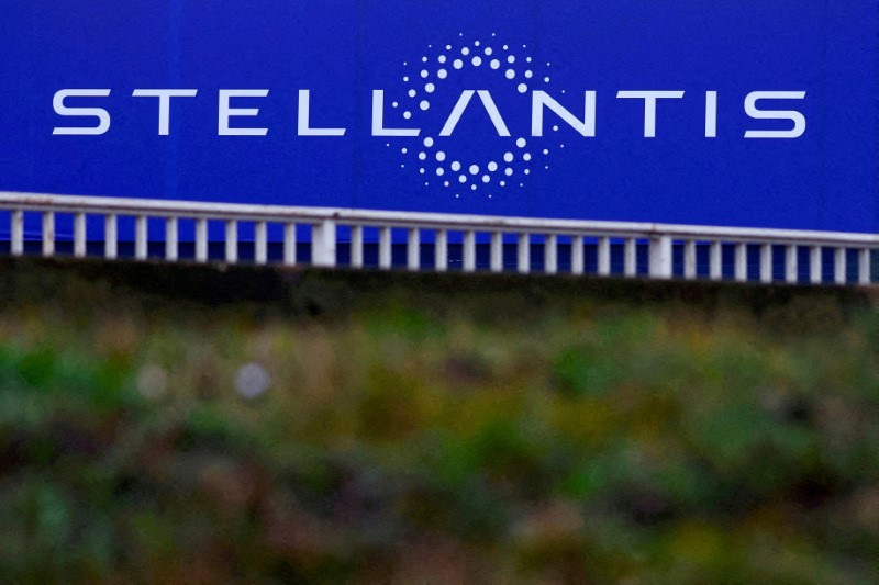 &copy; Reuters. Il logo Stellantis presso la sede del gruppo a Velizy-Villacoublay vicino Parigi, Francia. REUTERS/Gonzalo Fuentes/