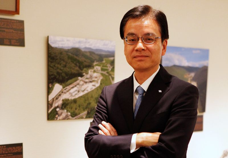 &copy; Reuters. FOTO DE ARCHIVO: El presidente de Sumitomo Metal Mining Co, Akira Nozaki, posa para una foto después de una entrevista con Reuters en la sede de la compañía en Tokio, Japón. 13 de septiembre, 2018. REUTERS/Ritsuko Shimizu