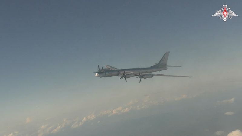 &copy; Reuters. Bombardeiro estratégico russo TU-95 durante sobrevoo de rotina no Mar da Noruega e no Mar de Barents
05/06/2023 Ministério da Defesa da Rússia/Divulgação via REUTERS