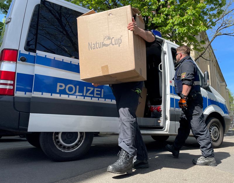 © Reuters. Policiais carregam caixas para um prédio da polícia em Mainz, Alemanha
03/05/2023
REUTERS/Timm Reicher