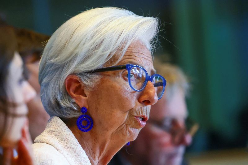 BCE: Pas de signe clair d'un pic sur l'inflation sous-jacente, dit Lagarde