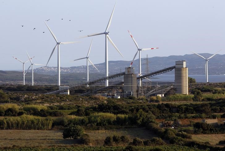 &copy; Reuters. Foto d'archivio di turbine eoliche dietro il complesso della Carbosulcis a Carbonia, Sardegna, Italia. 30 agosto 2012. REUTERS/Alessandro Bianchi