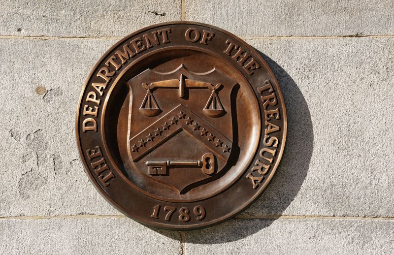 © Reuters. شعار وزارة الخزانة الأمريكية على مقرها بواشنطن يوم 20 يناير كانون الثاني 2023. تصوير: كيفن لامارك - رويترز.