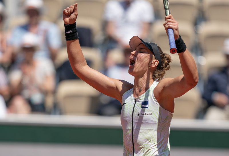 &copy; Reuters. Bia Haddad Maia comemora ao vencer o segundo set da partida contra Sara Sorribes Tormo pelas oitavas de final de Roland Garros
05/06/2023 Susan Mullane-USA TODAY Sports