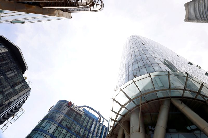 &copy; Reuters. FILE PHOTO: The Evergrande Center of China Evergrande Group is seen amid other buildings in Shanghai, China, September 24, 2021. REUTERS/Aly Song