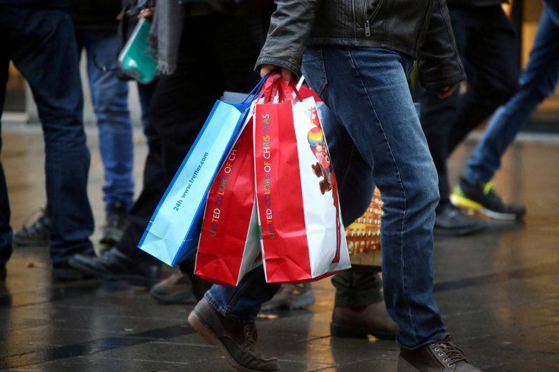 &copy; Reuters. FILE PHOTO: People carry bags as they stroll at Munich's main shopping street ahead of the Christmas celebrations in Munich, Germany, December 23, 2019. REUTERS/Michael Dalder/File Photo