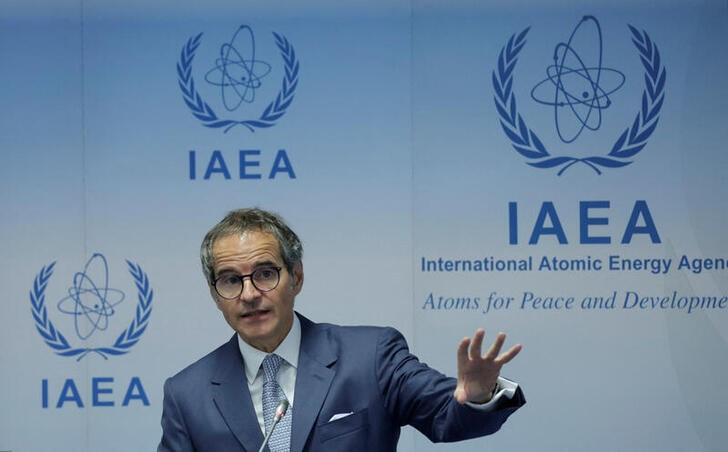 &copy; Reuters. المدير العام للوكالة الدولية للطاقة الذرية التابعة للأمم المتحدة رافائيل جروسي خلال مؤتمر صحفي في فيينا يوم الاثنين. تصوير: ليونارد فوجر - ر