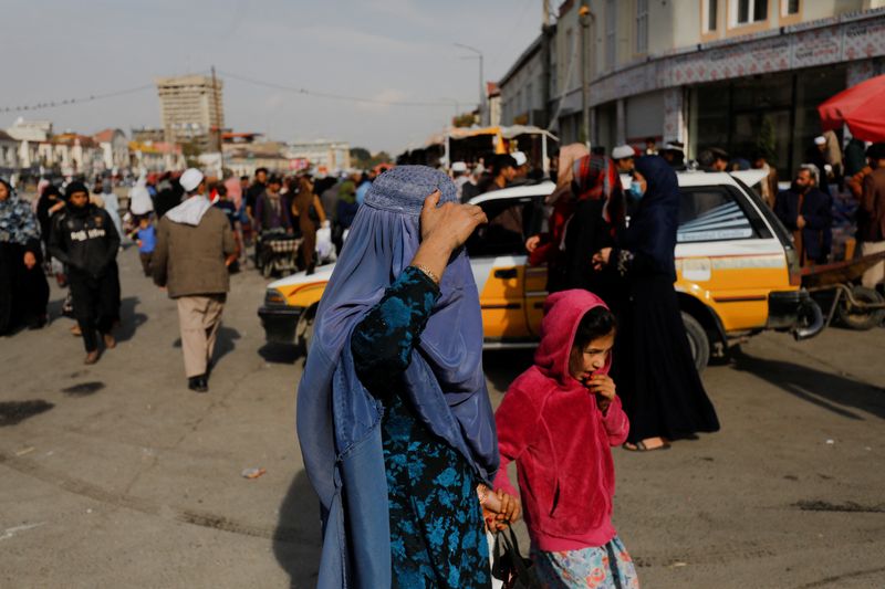 &copy; Reuters. FILE PHOTO: An Afghan woman and a girl walk in a street in Kabul, Afghanistan, November 9, 2022. REUTERS/Ali Khara