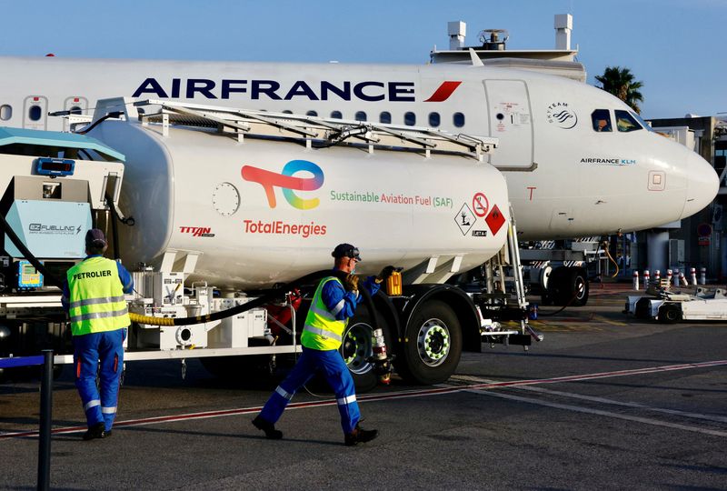 &copy; Reuters. FILE PHOTO: An Air France aircraft, operated with sustainable aviation fuel (SAF) produced by TotalEnergies, is refueled before its first flight from Nice to Paris at Nice airport, France, October 1, 2021.  REUTERS/Eric Gaillard/File Photo