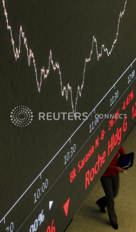 &copy; Reuters. Telão mostra evolução do índice acionário FTSE 100 na bolsa de Zurique
09/08/2011
 REUTERS/Christian Hartmann 