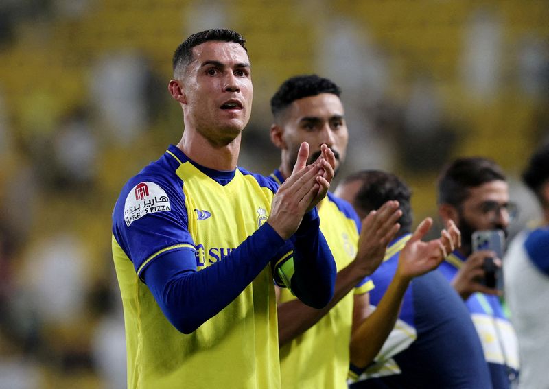 &copy; Reuters. Cristiano Ronaldo aplaude torcedores após partida do Al Nassr contra o Al Shabab pelo Campeonato Saudita
23/05/2023 REUTERS/Ahmed Yosri