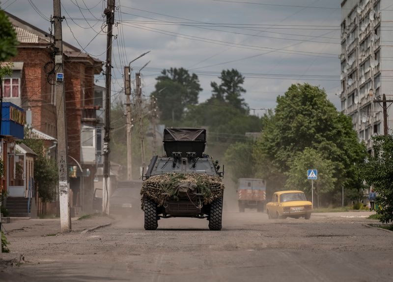 © Reuters. مركبة مدرعة في أحد شوارع بلدة فوفتشانسك في خاركيف بأوكرانيا يوم الاثنين. تصوير: فياتشيسلاف راتينسكي - رويترز. 