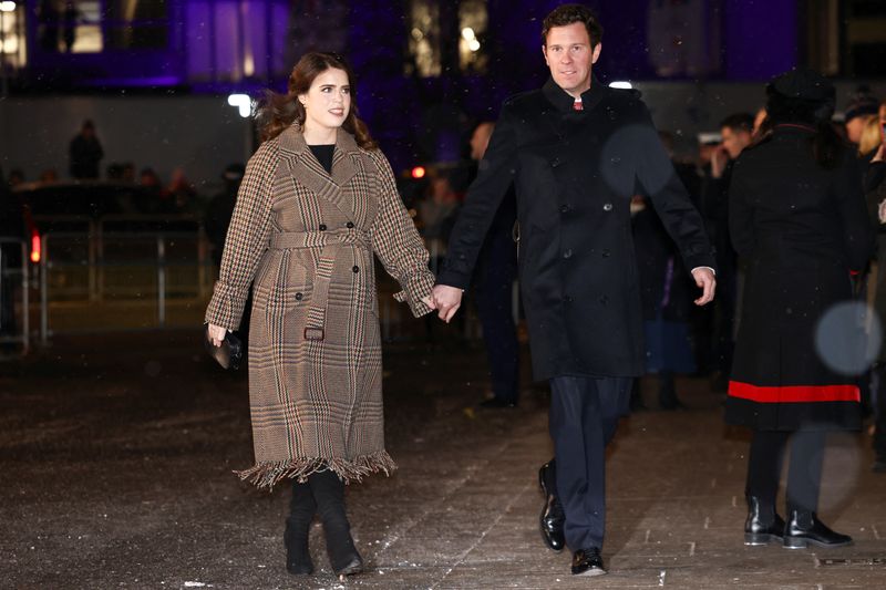 &copy; Reuters. Princesa britânica Eugenie ao lado do marido Jack Brooksbank durante evento natalino na Abadia de Westminster, em Londres
15/12/2022 REUTERS/Henry Nicholls/Pool