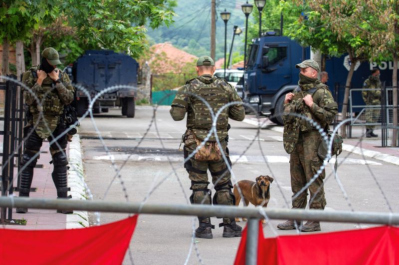 &copy; Reuters. Soldados da Otan atrás de cerca de arame farpado na cidade kosovar de Zvecan
05/06/2023 REUTERS/Miodrag Draskic