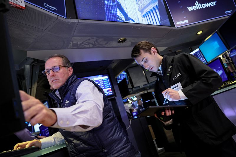© Reuters. FILE PHOTO: Traders work on the floor of the New York Stock Exchange (NYSE) in New York City, U.S., June 5, 2023.  REUTERS/Brendan McDermid