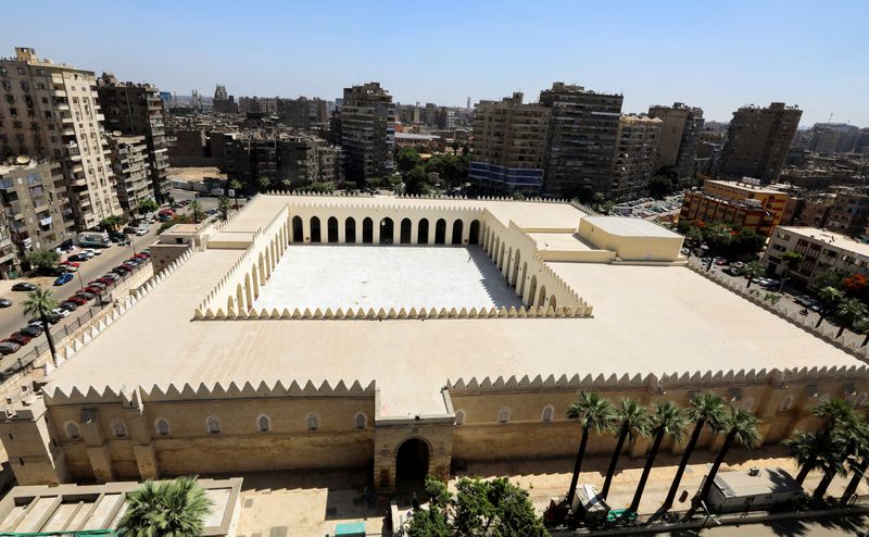 &copy; Reuters. منظر عام لمسجد الظاهر بيبرس بعد الانتهاء من ترميمه في القاهرة يوم الاثنين. تصوير: محمد عبد الغني - رويترز.