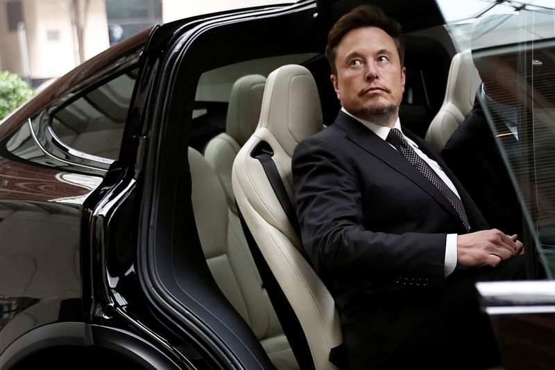 &copy; Reuters. FILE PHOTO: Tesla Chief Executive Officer Elon Musk gets in a Tesla car as he leaves a hotel in Beijing, China May 31, 2023. REUTERS/Tingshu Wang