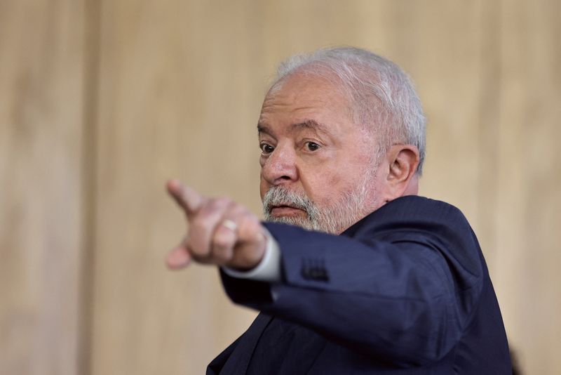 &copy; Reuters. Presidente Luiz Inácio Lula da Silva gesticula durante cerimônia no Palácio do Planalto, em Brasília 
03/05/2023
REUTERS/Ueslei Marcelino