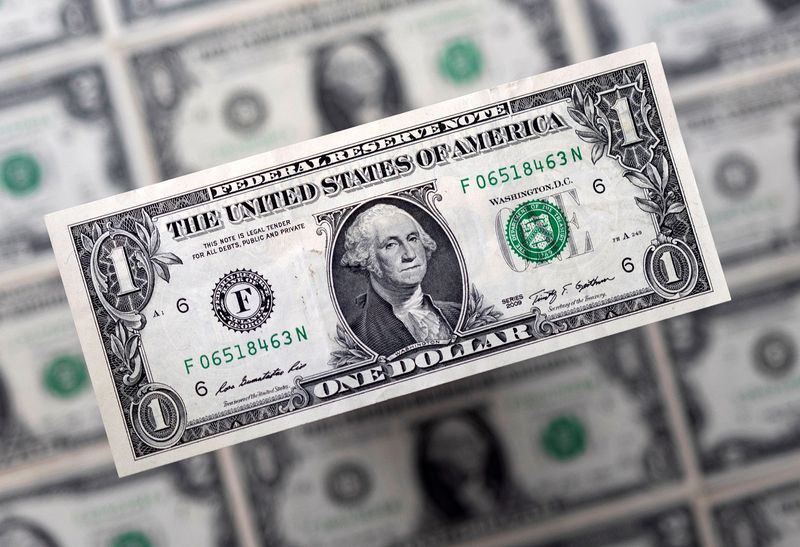&copy; Reuters. 終盤のニューヨーク外為市場では、ドルが下落した。２０２２年２月撮影（２０２３年　ロイター/Dado Ruvic）