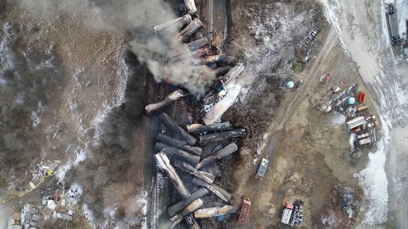 &copy; Reuters. FILE PHOTO: Drone footage shows the freight train derailment in East Palestine, Ohio, U.S., February 6, 2023 in this screengrab obtained from a handout video released by the NTSB. NTSBGov/Handout via REUTERS