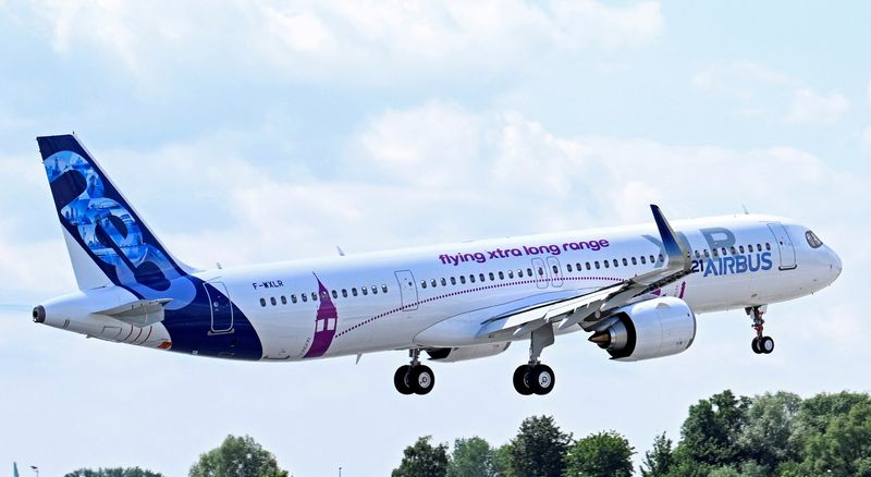 &copy; Reuters. FILE PHOTO: Airbus A321XLR takes off for its maiden flight at Hamburg-Finkenwerder Airport, Germany, June 15, 2022. REUTERS/Fabian Bimmer