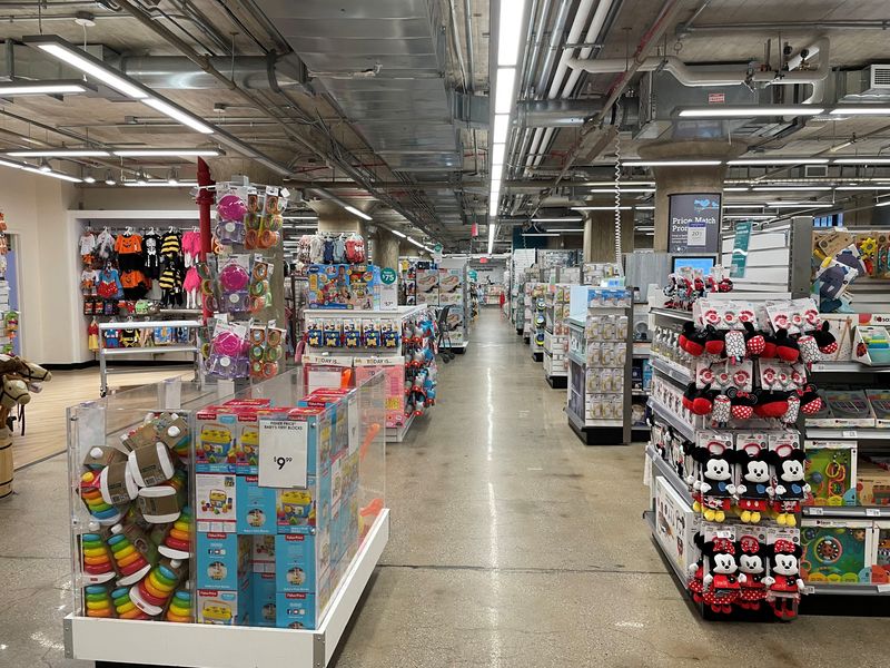 &copy; Reuters. FILE PHOTO: Inside view of a buybuy Baby store in Libertyview Industrial Plaza, Brooklyn, New York, U.S., September 14, 2022. REUTERS/Siddharth Cavale