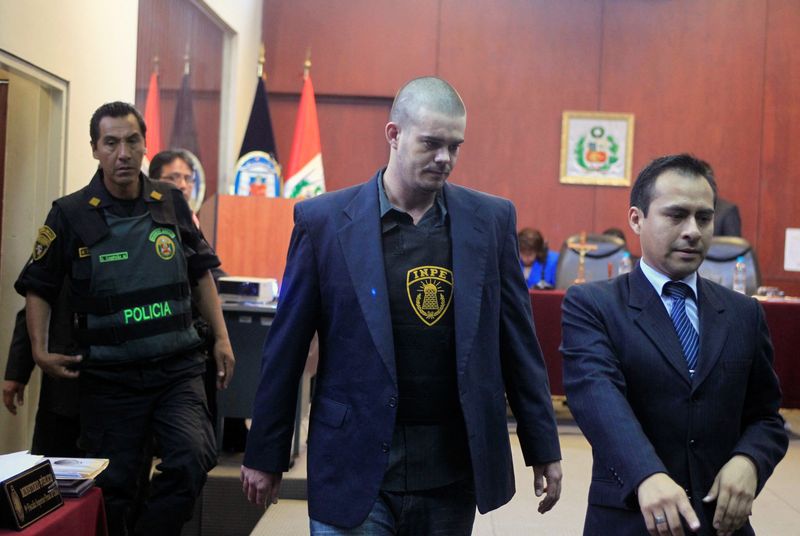 &copy; Reuters. FILE PHOTO: Dutch citizen Joran Van der Sloot (C) enters the courtroom in the Lurigancho prison in Lima January 6, 2012. Van der Sloot went on trial on Friday for killing Stephany Flores in 2010, five years to the day after a U.S. teenager vanished on the