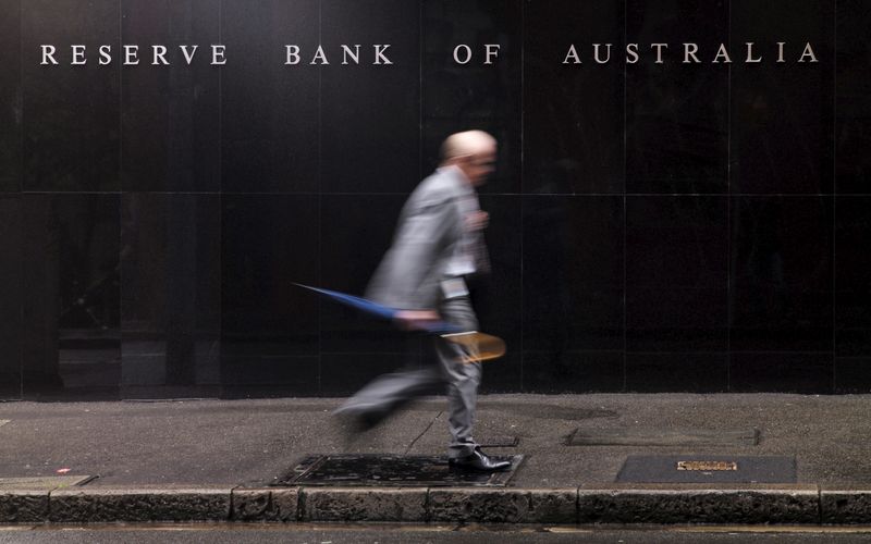&copy; Reuters. FILE PHOTO: A businessman walks past the headquarters of Australia's Reserve Bank in Sydney, November 3, 2015. REUTERS/Jason Reed
