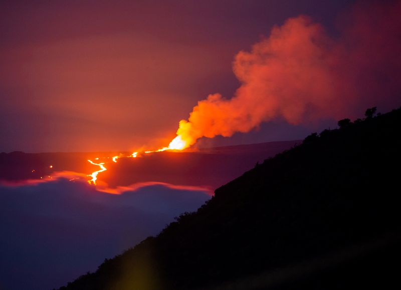 &copy; Reuters. Vista do Mauna Loa em erupção no Havaí, EUA
6/12/2022 REUTERS/Lindsey Wasson