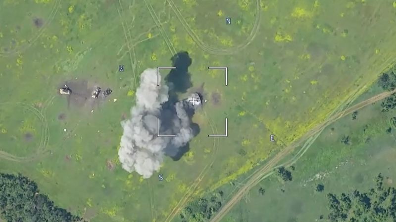 &copy; Reuters. Imagens de drone mostram veículo blindado em chamas em local não identificado após Moscou afirmar que as forças russas frustraram uma grande ofensiva ucraniana na região sul da Ucrânia de Donetsk em imagem retirada de um vídeo divulgado em 5/6/2023