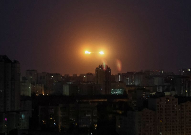 © Reuters. منظر لانفجار صاروخ في السماء فوق مدينة كييف خلال هجوم بالصورايخ شنته القوات الروسية على أوكرانيا في الساعات الأولى من يوم الثلاثاء . تصوير : جليب جارانيش - رويترز .  