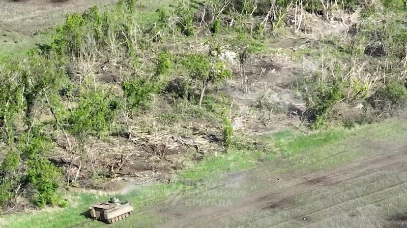 &copy; Reuters. Un véhicule militaire alors que les forces ukrainiennes détruisent les positions russes en direction de Bakhmut, près de Klischiivka, dans la région de Donetsk, en Ukraine. /Capture d'écran tirée d'une vidéo publiée le 4 juin 2023/REUTERS/3e Briga