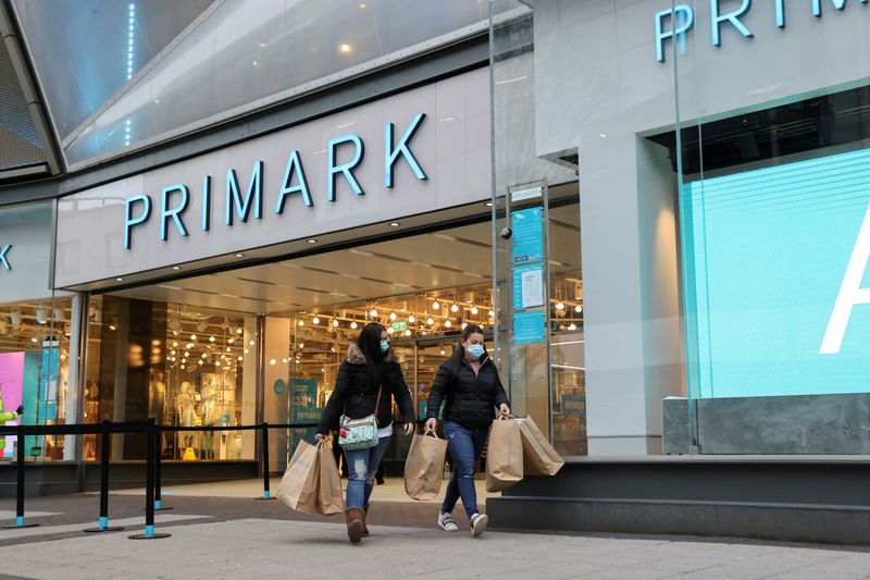 &copy; Reuters. FILE PHOTO: Customers walks with shopping bags, as retail store Primark in Birmingham, Britain reopens its doors, April 12, 2021. REUTERS/Carl Recine/File Photo