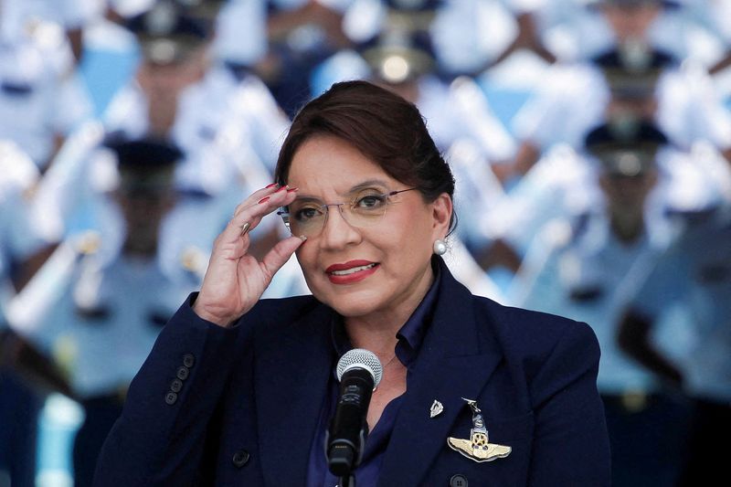 &copy; Reuters. رئيسة هندوراس زيومارا كاسترو أثناء إلقاء خطاب في تيجوسيجالبا يوم 21 أبريل نيسان 2023. تصوير: فريدي رودريجيز - رويترز.