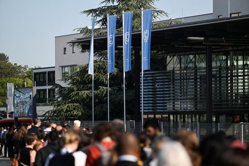 © Reuters. People wait in line to attend the Climate Change Conference in Bonn, Germany, June 6, 2023. REUTERS/Jana Rodenbusch