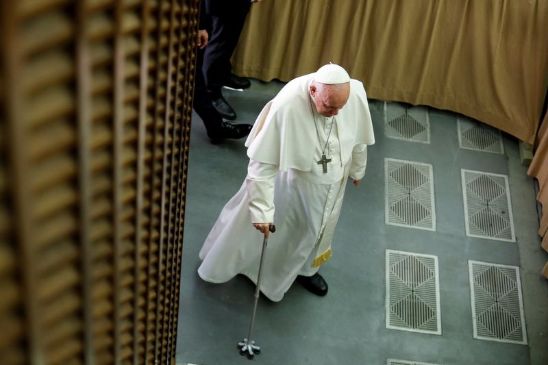 &copy; Reuters. Papa Francesco arriva per incontrare i vescovi e i delegati del Cammino sinodale nell'aula Paolo VI, a Roma il 25 maggio 2023. REUTERS/Remo Casilli