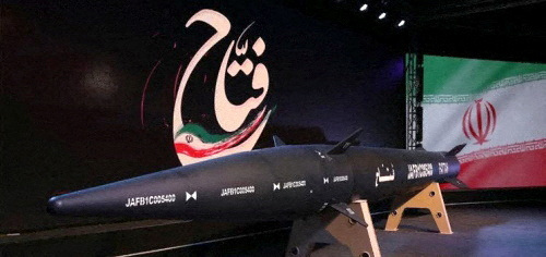 © Reuters. إيران تزيح الستار عن صاروخ فرط صوتي جديد تطلق عليه اسم فتاح يبلغ مداه 1400 كيلومتر في طهران يوم الثلاثاء. صورة لرويترز من وكالة غرب آسيا للأنباء.