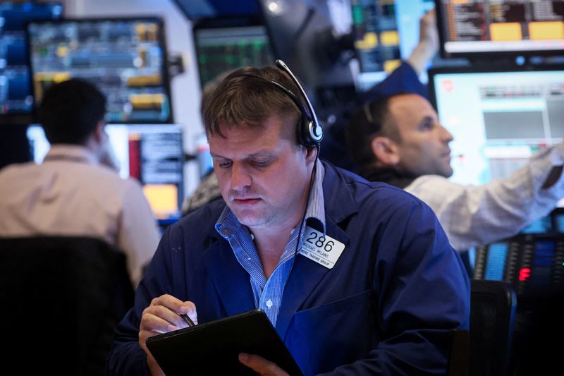 © Reuters. Traders work on the floor of the New York Stock Exchange (NYSE) in New York City, U.S., May 30, 2023.  REUTERS/Brendan McDermid