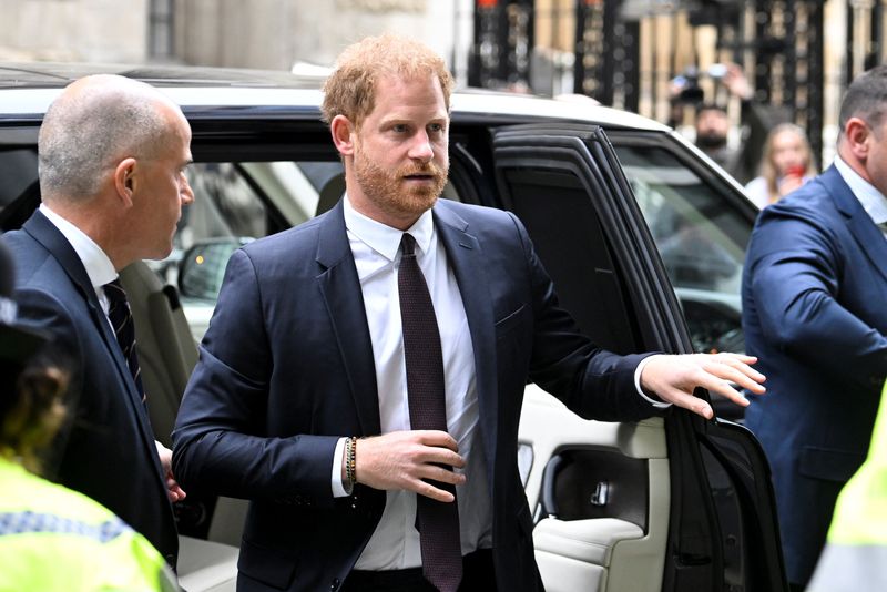 &copy; Reuters. الأمير هاري دوق ساسكس لدى وصوله إلى مقر المحكمة العليا في لندن يوم الثلاثاء. تصوير: توبي ميلفيل – رويترز.