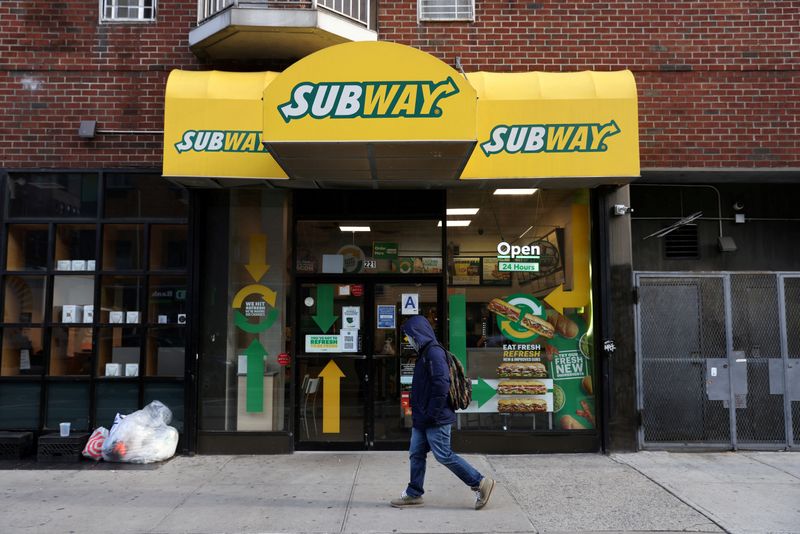 &copy; Reuters. FILE PHOTO: A person walks by a Subway restaurant in Manhattan, New York City, U.S., November 23, 2021. REUTERS/Andrew Kelly/File Photo