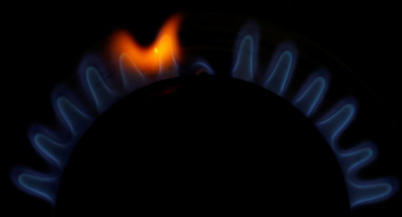 © Reuters. FILE PHOTO: Flames come out of a domestic gas ring on a stove. REUTERS/Phil Noble/File Photo