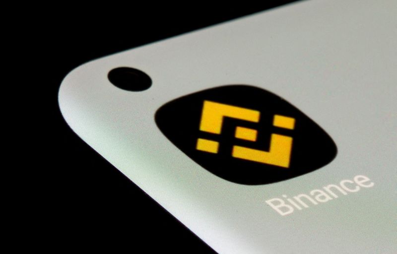 &copy; Reuters. Photo d'archives: L'application Binance est vue sur un smartphone. /Illustration du 13 juillet 2021/REUTERS/Dado Ruvic 