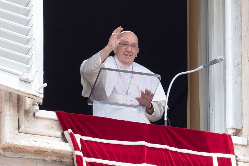 &copy; Reuters. Le pape François dirige la prière de l'Angélus au Vatican. /Photo prise le 4 juin 2023/REUTERS/Vatican Media 