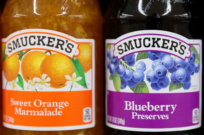 &copy; Reuters. FILE PHOTO: Smucker's marmalade and preserve, a brand owned by The J.M. Smucker Company, is seen for sale in a store in Manhattan, New York City, U.S., November 22, 2021. REUTERS/Andrew Kelly/File Photo