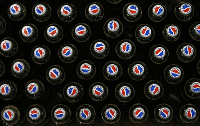 &copy; Reuters. FILE PHOTO: Pepsi bottles sit on a conveyor belt at drinks company Britvic's bottling plant in London March 25, 2009.   REUTERS/Luke MacGregor 