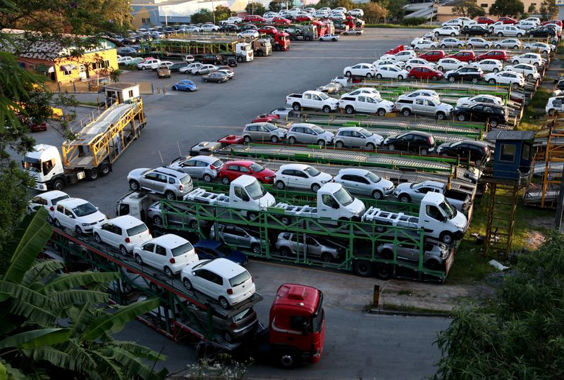 © Reuters. Carros novos são transportados em caminhão em São Bernardo do Campo
29/04/2014
REUTERS/Paulo Whitaker 