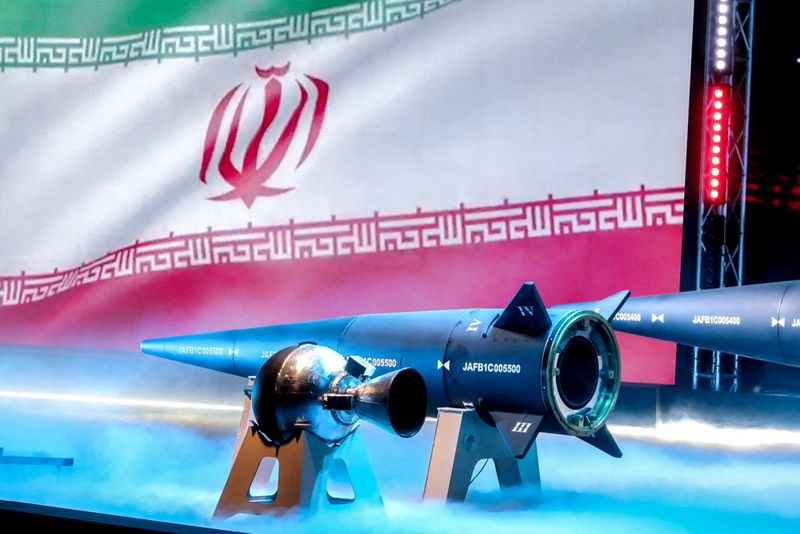 &copy; Reuters. صاروخ باليستي فرط صوتي كشفت عنه إيران في طهران يوم الثلاثاء. صورة لرويترز من وكالة أنباء غرب آسيا. 