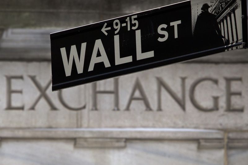 &copy; Reuters. Panneau de Wall Street devant la Bourse de New York. /Photo prise le 27 janvier 2017/REUTERS/Carlo Allegri